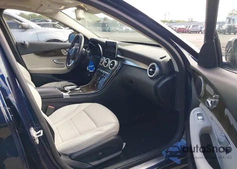 2016 Mercedes-Benz C 300 4Matic z USA, uszkodzony, nr VIN 55SWF4KB3GU116494